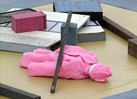 ダミヤンはガレキの下に